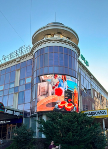 Реклама Крымской сырной компании на экране ТЦ Берг в Симферополе