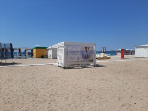 Баннер комплекса «АЛЛЕЯ ДРУЖБЫ» на кабинке для переодевания — пляж «Золотые пески», Евпатория, Крым